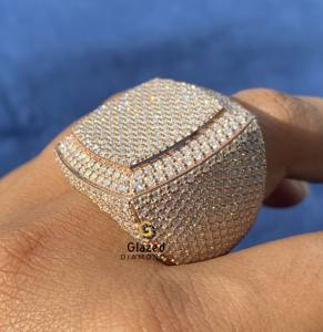 แหวนแต่งงานผู้ชายเงินแท้ 925 ดีไซน์ฮิปฮอป ประดับเพชรโมอิสซาไนต์ทรงกลมเจียระไนแบบบริลเลียนท์ ความใส VVS เต็มวง - Product Image 2