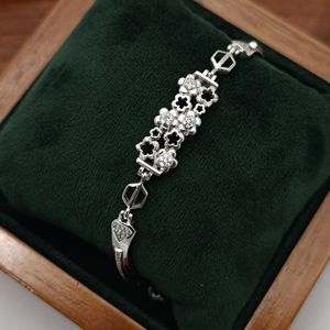 Bracelet élégant en argent sterling 925 avec breloque florale en diamant, maillons géométriques, bijoux de créateur pour femme, idéal pour les soirées - Product Image 4