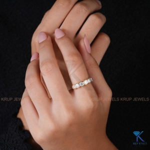 แหวนแต่งงานครบรอบแบบมินิมอลลิสต์ ทองคำขาวประดับเพชรแล็บโกรว์ทรงบริลเลียนท์คัท ครึ่งวง แบบขายส่งและสั่งทำได้ - Product Image 5