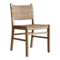 La chaise de salle à manger tressée Williams Sonoma Sullivan présente une structure en bois robuste et un siège et un dossier en rotin tressé à la main.