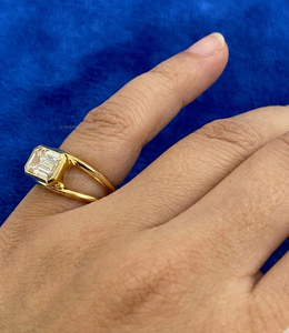 Anillo de compromiso horizontal con diamante de laboratorio de 3 quilates con corte esmeralda, engaste de bisel, oro amarillo de 14K, doble banda de boda, estilo nupcial moderno - Product Image 6