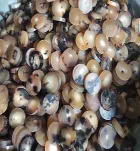 Boutons en corne de bœuf naturelle, faits à la main, imperméables, épaisseur 5mm-5.50mm, irréguliers, 2 trous, pour enfants et femmes - Stock disponible - Product Image 3