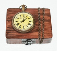 Chaîne de montre de poche en laiton avec couverture en cuir Horloge de poche décorative de style vintage fini antique prix bon marché fournisseur indien