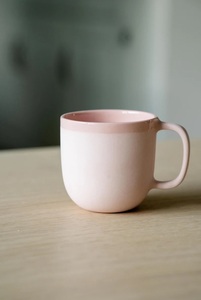 แก้วกาแฟเซรามิคพรีเมียมเคลือบสีน้ำเงินเหล็ก ดีไซน์โค้งมน จับถนัดมือ เก็บความร้อนได้ดี เหมาะสำหรับชุดอาหารสมัยใหม่ - Product Image 4