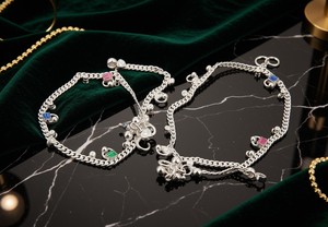 Chaîne de cheville DIVYORO en argent sterling avec breloques - Product Image 2