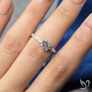 Bague solitaire classique en or blanc 10 carats, sertie d'un diamant de laboratoire rond de 1 carat, certifié IGI, avec un élégant pavé de diamants. - Product Image 3