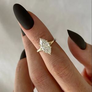 Anillo de Compromiso y Boda para Mujer con Diamante Cultivado en Laboratorio de 1.5 Quilates, Corte Marquesa, Oro de 14K, Diseño de Tallo Dividido - Product Image 3