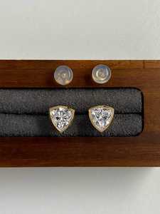 Élégantes boucles d'oreilles clous en diamant de laboratoire taille trillon 1,01 carat, personnalisables en or massif 14 carats serti clos, cadeau d'anniversaire pour partenaires - Product Image 2