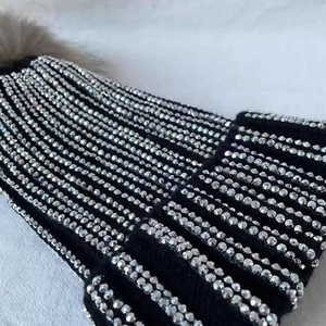 Chapeau d'hiver élégant en tricot noir avec strass et pompon en fourrure, unisexe, pour usage extérieur, pour adultes. - Product Image 2