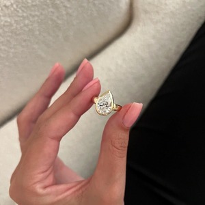 Bague de fiançailles et de mariage tendance pour femme en or jaune 18 carats avec diamant de laboratoire taille poire au design unique, sertie clos, clarté IGI VVS - Product Image 1