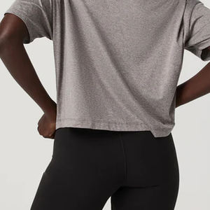 T-shirt femme col rond, design classique, mélange de coton doux, coupe ample, idéal pour l'été, couleur unie, avec logo. - Product Image 5