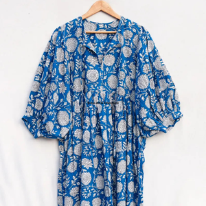 Belle robe en coton imprimée à la main avec des motifs floraux pour femmes, Indus Art & Emporium, bleu, manches 3/4, tenue décontractée d'été - Product Image 2