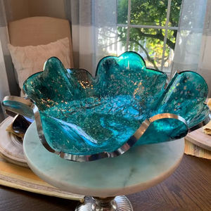 Bandeja de Servir Artesanal Timeless Craft con Diseño de Galaxia Verde Azulado y Borde Plateado, Decoración Oceánica Cian, Hecha a Mano y Pintada a Mano, Decoración de Mesa - Product Image 1