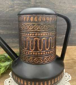 Jarra de riego de diseño único en color negro para plantas de interior y exterior, y florero decorativo para flores frescas y artificiales de la India. - Product Image 2