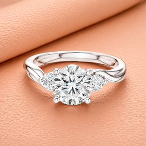 Bague de fiançailles élégante à trois pierres en moissanite taille ronde, en argent sterling 925, bijoux fins pour femme - Product Image 1