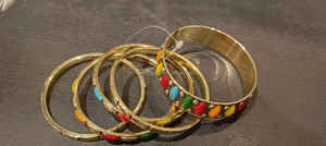 Bracelet en laiton fait à la main écologique Golden Aura avec personnalisation Bracelet de manchette réglable pour les femmes modernes et sophistiquées - Product Image 2