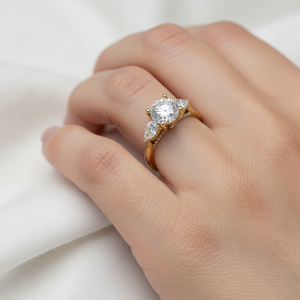 Классическое обручальное кольцо с тремя камнями: круглый центральный камень и боковые камни в форме груши, платиновое, с невидимым ореолом, тройное кольцо - Product Image 6