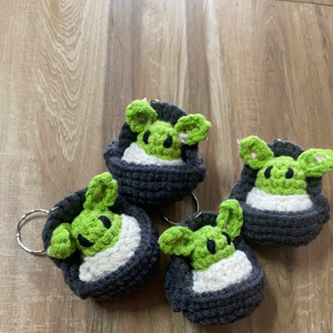 Llavero de amigurumi de alienígena clásico de dibujos animados, tejido a mano, OEM ODM, que cambia de color, con logotipo personalizado, venta al por mayor, hecho en Vietnam - Product Image 3