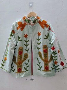 Chaqueta bordada a mano Suzani azul cielo con un toque artístico, estilo terciopelo, abrigo bohemio, ropa de invierno, abrigo corto. - Product Image 3