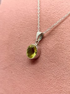 Pendentif Céleste en Quartz avec Chaîne, Collier Élégant en Cristal et Pierre Précieuse, Bijou Cadeau pour Femme, Design Unique et Intemporel - Product Image 5