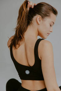 Ensemble de fitness pour femmes avec logo personnalisé : Veste de sport haute performance, Leggings, Brassière dos nu, Zip, Taille haute, Effet push-up fessier, Couleur unie, Tenue de yoga - Product Image 5