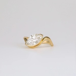 Bague de fiançailles élégante et tendance en moissanite taille marquise 2 carats, argent 925 plaqué rhodium, certifiée GTC, solitaire allongé de luxe - Product Image 6