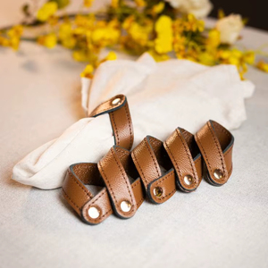 Ronds de serviette en cuir de haute qualité pour la mise en table, accessoires de salle à manger élégants pour la décoration de mariages et d'événements - Product Image 1
