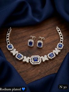 Conjunto de Collar y Aretes de Oro con Incrustaciones de Kundan y Perlas, Joyería de Boda para Mujer, Estilo Clásico, Diseño Geométrico - Product Image 1