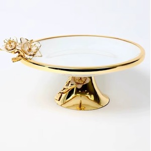 Support à gâteau en céramique à accents floraux, présentoir élégant pour desserts, idéal pour les fêtes à domicile et la décoration de table de mariage, vente en gros depuis l'Inde - Product Image 1
