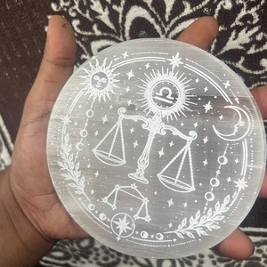 Venta al por mayor de 60 piezas de placas redondas de selenita natural de 5 pulgadas, 20 piezas de cada símbolo, para limpieza, carga y decoración - Product Image 1