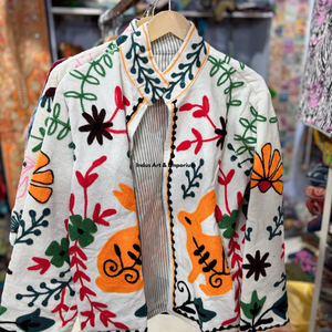 Chaqueta Bomber de Invierno de Algodón Suzani Hecha a Mano en India, con Bordado Floral, Cierre de Botones, Cuello Alto Unisex - Product Image 4