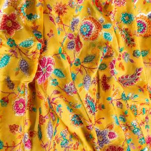 Tela premium con estampado y bordado, un textil moderno diseñado para colecciones de moda y prendas elegantes. Esta tela... - Product Image 6