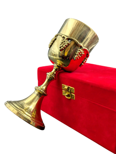 Calice en laiton vintage avec motif de raisin, décoration religieuse dans une boîte en velours, gravure médiévale en cuivre, motif de raisins, métal - Product Image 1