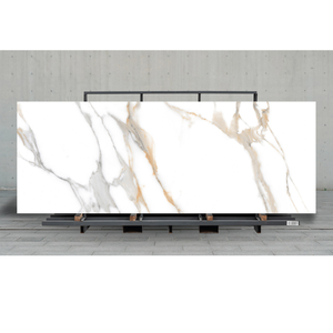 Dalles de porcelaine blanche à veines dorées très demandées pour les murs de chambre, les plans de travail, les salles de bain intérieures et les comptoirs de cuisine - Product Image 1