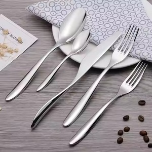 Ensemble de couverts en acier inoxydable essentiels pour la salle à manger moderne, idéal pour un style de table impeccable et une utilisation quotidienne - Product Image 1