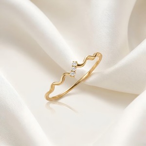 Anillo de Boda Minimalista Ondulado y Elegante en Oro Amarillo de 14K con 3 Diamantes Cultivados en Laboratorio con Claridad VVS+ Certificados por IGI para Mujer - Product Image 5