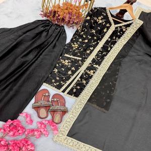 Conjunto VASTRA COTTAGE de Seda Pura con Top y Pantalones Plazzo, Adornado con Lentejuelas, Remaches, Moti y Bordados en las Mangas, y Dupatta Bordada en los Cuatro Lados - Product Image 2