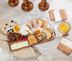 Juego de Tabla de Quesos Personalizada de Mármol y Madera de Acacia con Cuchillos de Queso de Acero Inoxidable Dorado, Regalo de Charcutería con Grabado Personalizado - Product Image 3