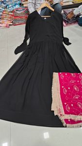 Conjunto de Vestido Anarkali de Georgette Blanco Premium con Bordado Rosa en Dupatta de 2.2 Metros, Cuello en V, Manga Larga, Falda de 2.7 Metros, Catálogo Mayorista - Product Image 3