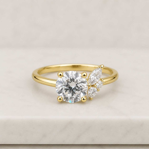 Anillo de Compromiso de Oro Amarillo con Diamantes para Mujer, Corte Brillante Redondo con Piedras Laterales, Estilo Lujoso - Product Image 4