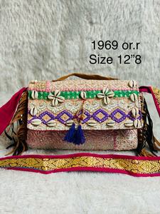 Elegante bolso de lona con una sola partición para mujer Kodi Sling con forro resistente Sin opciones de color disponibles - Product Image 4