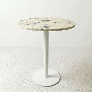 Mesa de Comedor de Plástico Reciclado, Diseño Moderno, Impermeable, Duradera, Ecológica, Apilable, con Marco Metálico, Fácil de Montar, para Exteriores - Product Image 1