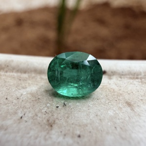 Piedra Preciosa de Esmeralda Zambiana Natural de 0.66 Quilates, Corte Ovalado Verde Intenso, Facetada, Suelta, para Joyería - Product Image 1