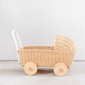 Carrito de juguete de ratán de bajo costo, cochecito para muñecas con el diseño más adorable, carrito de muñecas hecho a mano. - Product Image 5