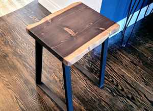 Table d'appoint artisanale en bois massif avec bord naturel et base en métal, mobilier minimaliste pour salon, chambre et intérieur - Product Image 2