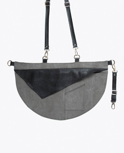 Sac bandoulière demi-lune en cuir gris avec panneau noir et sangle réglable - Product Image 1