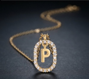 Pendentif lettre P en or rose avec accents de cristal sertis clos, charme classique unisexe pour usage quotidien - Product Image 1