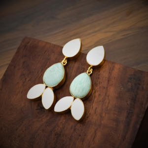 ต่างหูห้อยทรงชิค - พลอยอะมาโซไนต์และไข่มุก ประดับด้วยทองคำชุบ 18k - Product Image 1