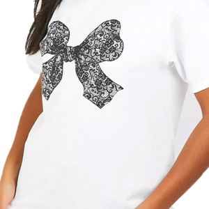 Camiseta Gráfica Blanca Personalizada para Mujer con Estampado de Lazo de Encaje Negro, Manga Corta, Cuello Redondo, Estilo Casual, Fabricante Mayorista - Product Image 4