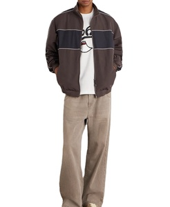 Chaqueta cortavientos con logotipo personalizado para hombre, ligera, estilo retro, de secado rápido, para uso urbano, con cremallera, para invierno. - Product Image 4